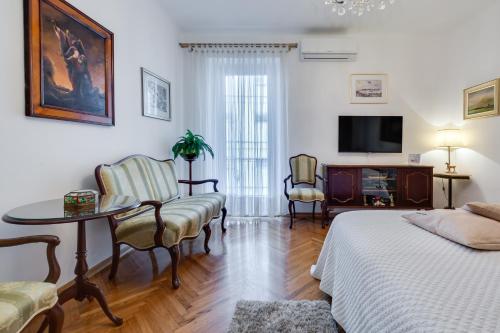 Central Palace Apartment