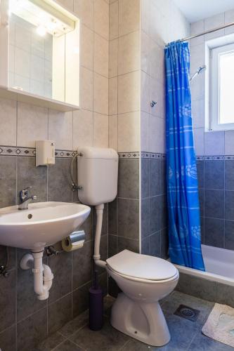 One-Bedroom Standard Apartment image 5