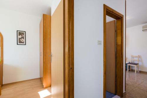 One-Bedroom Standard Apartment image 7