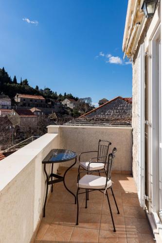 One-Bedroom Apartment with Balcony and Sea View image 7