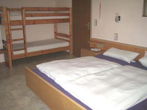 1 queen bed, 1 twin bed, 2 bunk beds