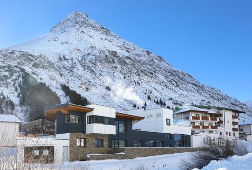 Alpenresidenz Ballunspitze Wellness- & Kinderhotel - Hotel - Galtür