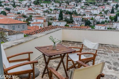  Angeliko's Vourgaris stone house, Pension in Hydra