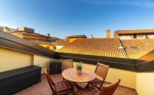 Asinelli Panoramic Rooftop, In front of the Two Towers