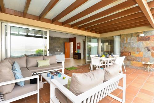 Salobre Villa with Pool Par 4 nr 9 by VillaGranCanaria - image 2