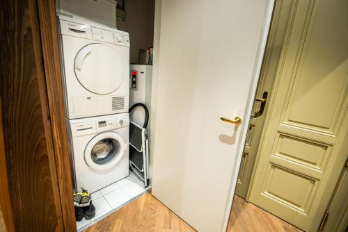 Bellevue Apartment - image 9