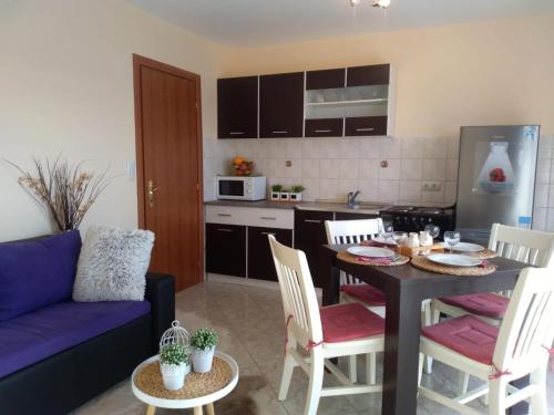 Konyha, Apartman eva in Kukljica