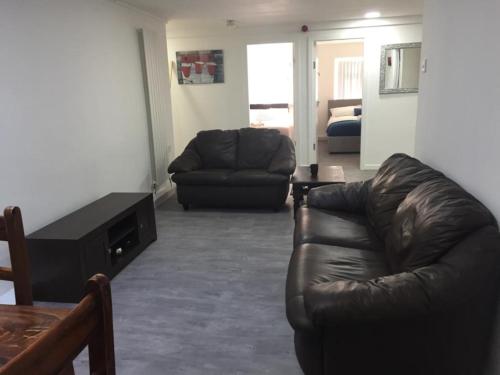 Sama's Stylish Room 2, Manchester (photo 7)