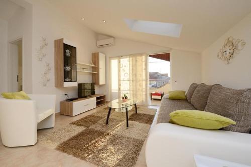 Family friendly apartments with a swimming pool Zadar - 16336