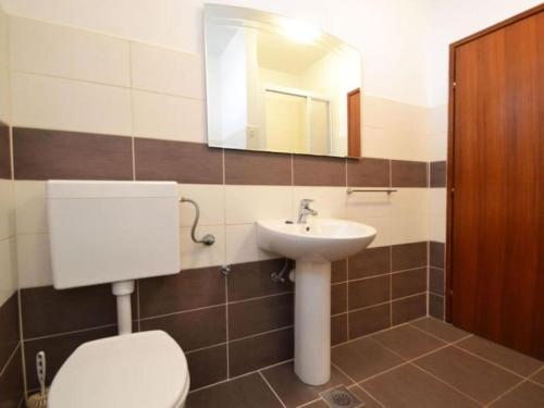 Two-Bedroom Apartment with Balcony and Sea View image 2