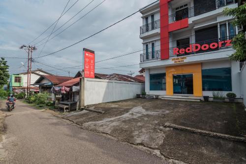 RedDoorz Syariah near Jamtos Jambi