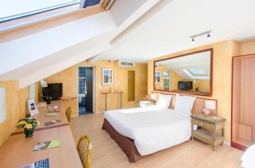 . Hôtel Bosquet Pau Centre - Self Check In Budget Hotel