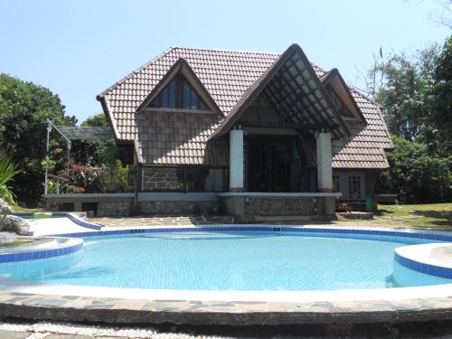 Cottage in the hill immersed in the tropical quiet