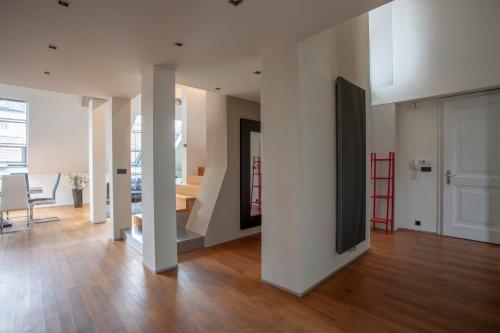 LUXURY CENTRAL DUPLEX WITH TERRACE - image 2