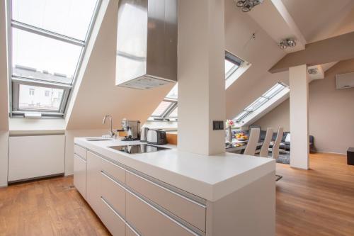 LUXURY CENTRAL DUPLEX WITH TERRACE, Прага (фото 9)