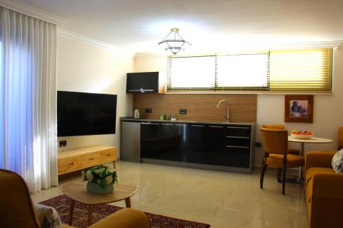 zonă comună salon/TV, sul mare סוויטות in Ashkelon