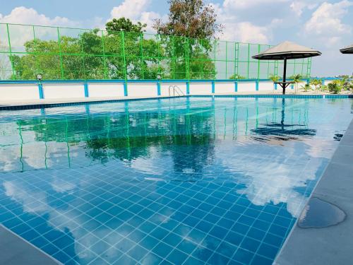 Swimming pool, โรงแรมมาลินี in Sangkha