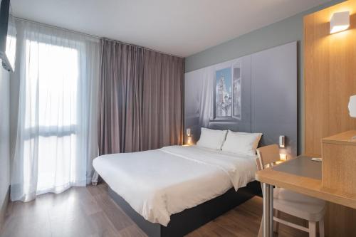 B&B Hotel LILLE Tourcoing Centre Set in a prime location of Tourcoing, B&B Hotel Lille Tourcoing Centre puts everything the city has to offer just outside your doorstep. The hotel offers a high standard of service and amenities to su