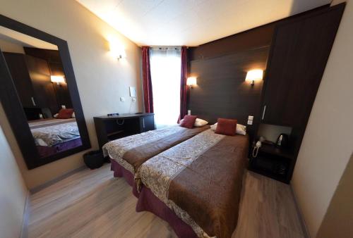 Twin room, shower