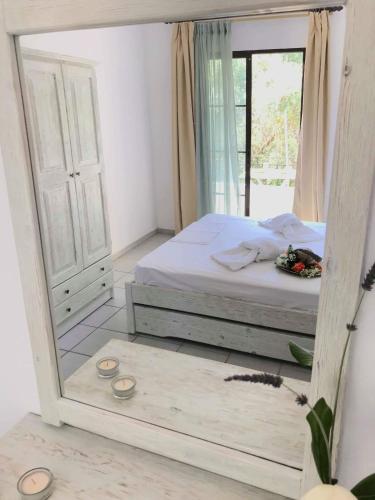 1 queen bed, 1 twin bed