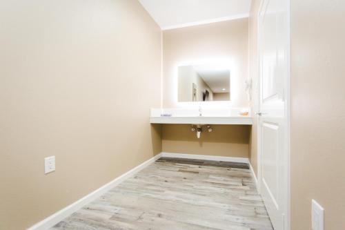 Budget Host Inn & Suites in Sugarland
