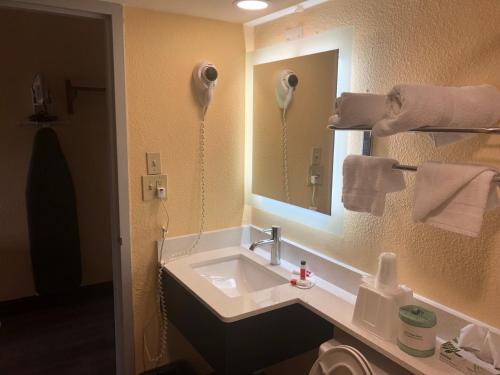 Days Inn by Wyndham Grove City Columbus South - image 8