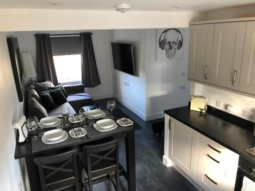 L&H APARTMENTS 3