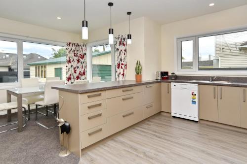 مطبخ, Room to spread out - fenced lawn, pets welcome - Weston Villa in Mairehau