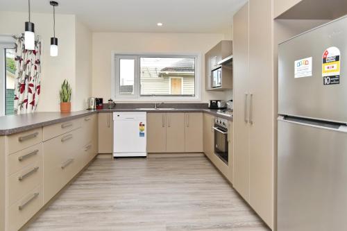 مطبخ, Room to spread out - fenced lawn, pets welcome - Weston Villa in Mairehau
