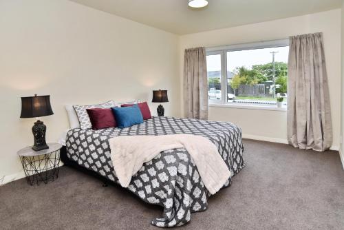 Room to spread out - fenced lawn, pets welcome - Weston Villa in Mairehau