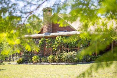 Exterior view of Silky Oak Cottage