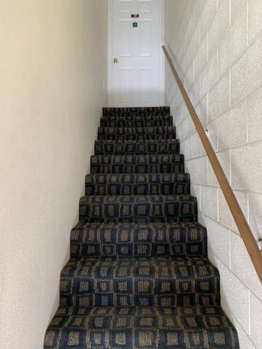 Townhouse Inn & Suites - image 6