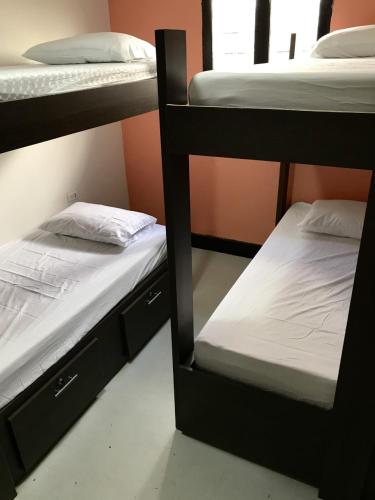 4 twin beds