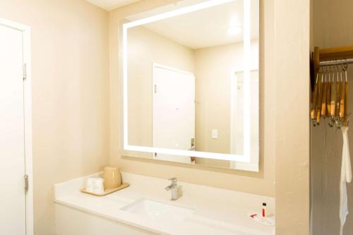Queen Room - Mobility Access/Non-Smoking