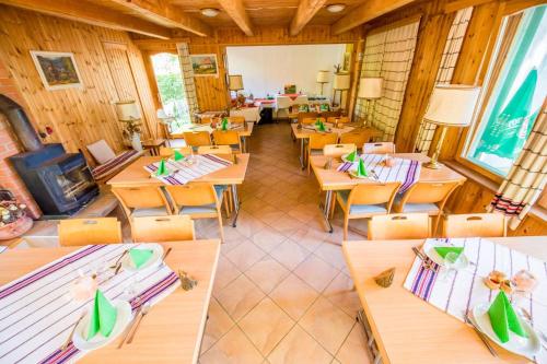ห้องอาหาร, Oko-Park Panzio, Kemping es Rendezvenykozpont in ซาร์วาสโก
