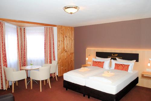 1 queen bed, 1 twin bed