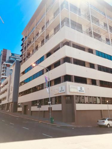 City Slicker Double Volume Loft, Magnificent Table Mountain View, close to V&A Waterfront, never any load shedding!