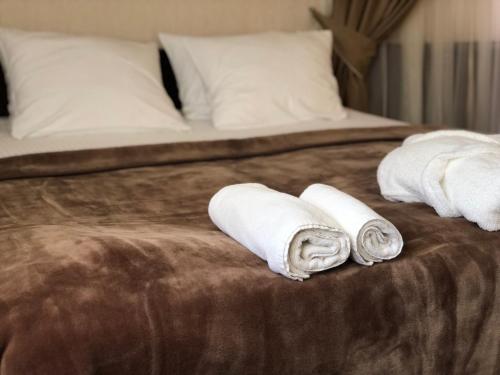 1 queen bed, 3 twin beds