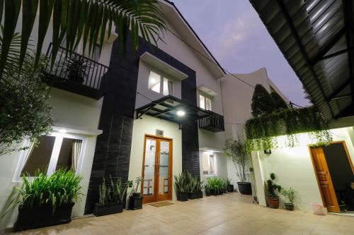 

RedDoorz Plus near Dharmawangsa