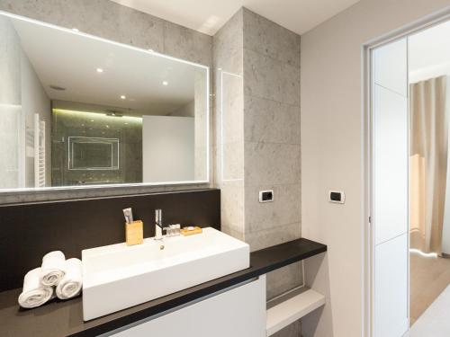 easyhomes-Duomo Suites & Apartments - image 8