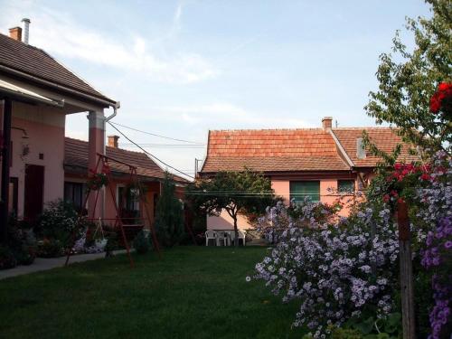 Garden, Lugas Szallas in Jászberény