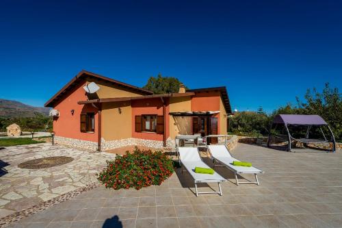 Rustic Villa with Pool, Sicily in กาเซ บอสชา