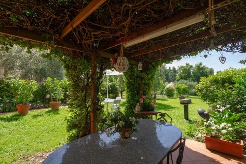  Amazing 2 bed flat w/Garden on Florence hills, Pension in Florenz