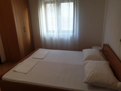 Triple Room Metajna 4120b in Metajna