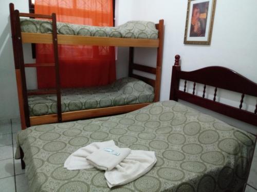1 double bed, 1 twin bed