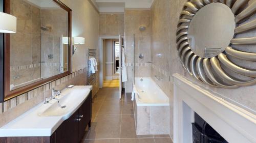 room detail thumbnail 2