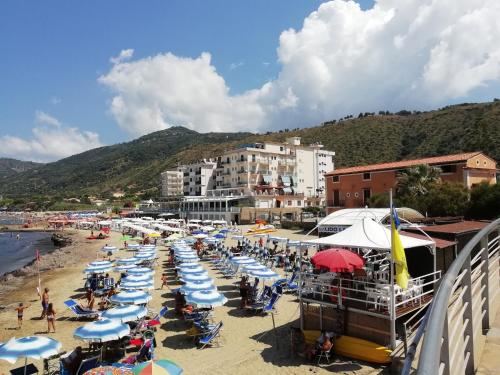 Tuvākā izklaides vieta, Tana delle Sirene Cilento Coast Acciaroli Sea Pollica in Pollika