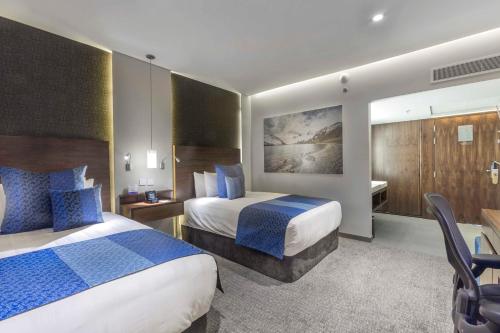 2 queen beds