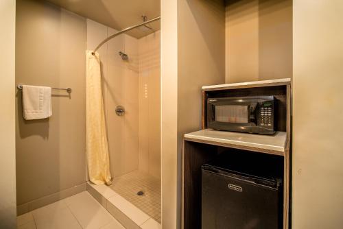 Crescent Bay Inn - image 8