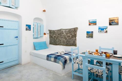 Black Rock Traditional Rooms in Emporeio